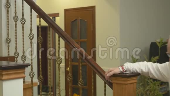 可爱的老人在家走楼梯视频的预览图