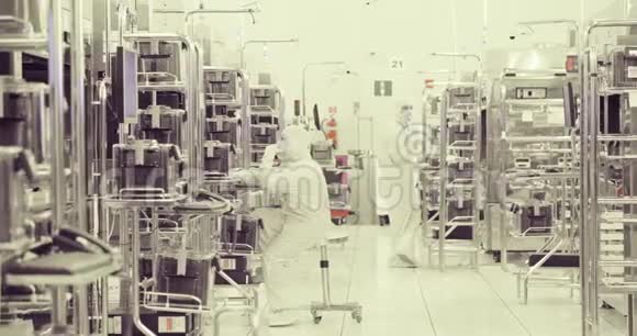 半导体制造工厂洁净室的工人视频的预览图