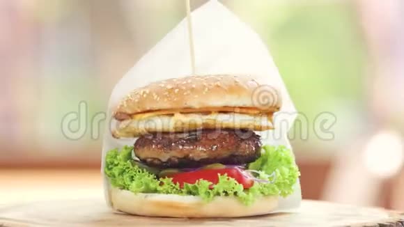 牛肉汉堡侧视图视频的预览图