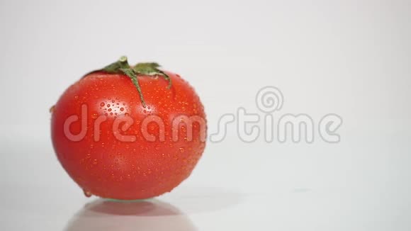 红番茄在白色背景下用水滴进行宏观拍摄视频的预览图