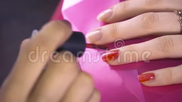 专家用红漆覆盖客户的指甲关门视频的预览图