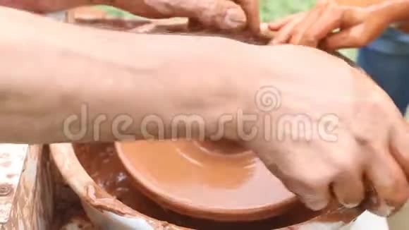 陶工制作陶轮陶罐视频的预览图