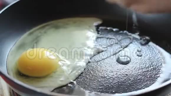 早餐是用炒鸡蛋做的煎锅里撒上香料视频的预览图