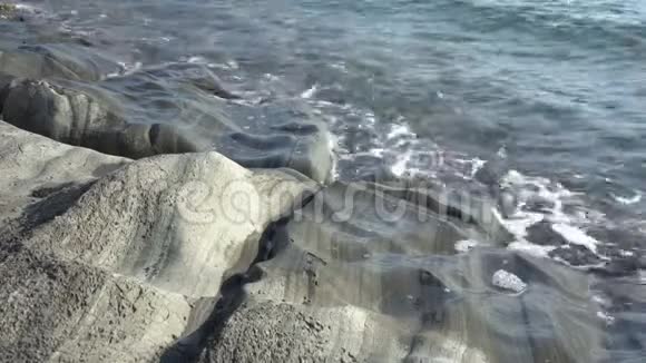 波浪拍打岩石视频的预览图