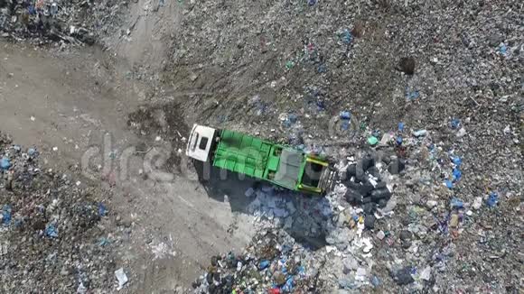 从垃圾车中提取垃圾鸟瞰视频的预览图