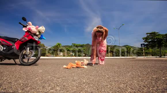 红色摩托车旁穿着浅长裙的年轻美女视频的预览图