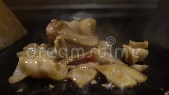 慢动作肉排厨师在烧烤炉上煮生猪肉牛排视频的预览图