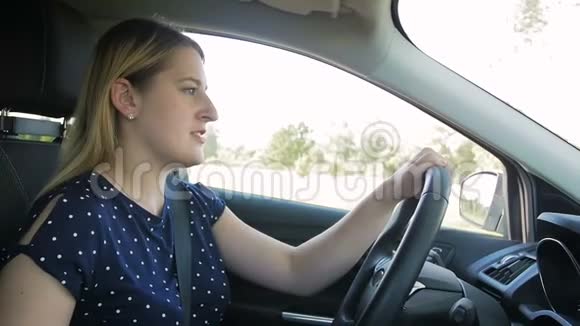 慢动作视频年轻有压力的女人在开车时大声喊叫视频的预览图