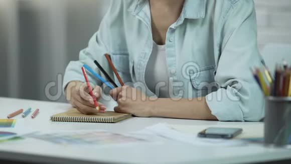 年轻女性设计室内自由职业者做工作用铅笔着色视频的预览图
