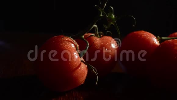 黑色背景上的大番茄视频的预览图