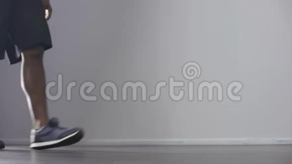 男运动员跳绳跳腿健身房热身有氧训练视频的预览图