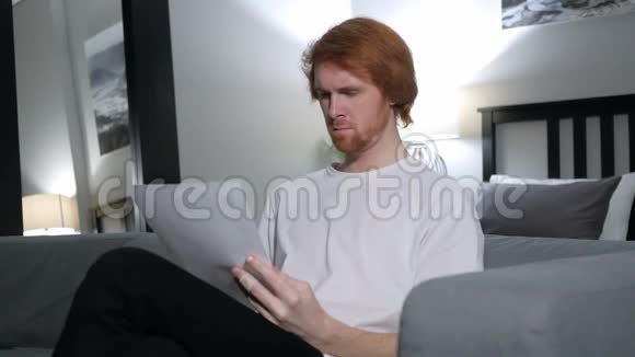 红头发的人读信坐在沙发上视频的预览图