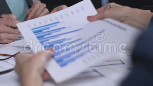 图表分析财务报表审查业务合作视频的预览图