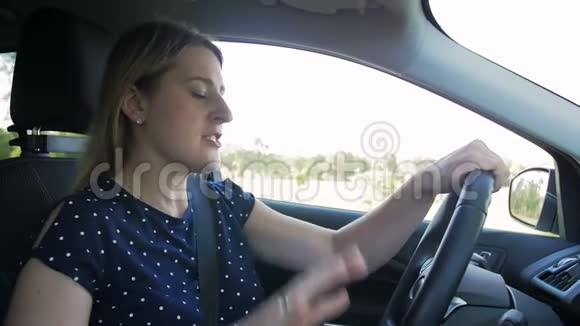有压力的女人开着车大声喊叫的慢镜头视频的预览图