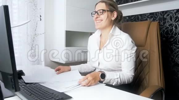 慢镜头视频快乐快乐的女商人在办公室里扔一堆文件和文件视频的预览图
