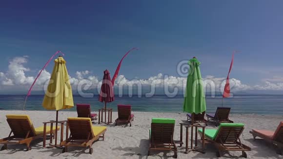 海滩上的空晒床和雨伞慢动作视频的预览图