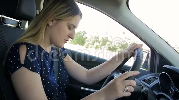 年轻女子开车时感觉很累睡着的慢镜头视频的预览图