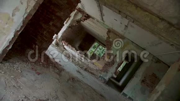 废弃和毁坏的建筑旋转的观点视频的预览图