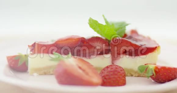 草莓和蛋糕片视频的预览图