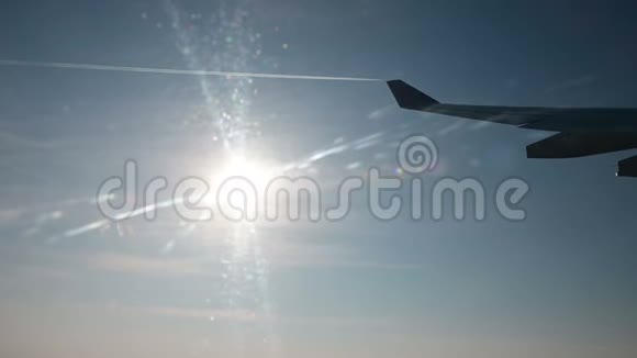 4K视图从飞机窗口飞过太阳视频的预览图
