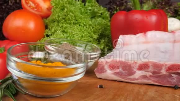 准备煮熟的生食品的特写有肉和蔬菜的静物以木板为背景视频的预览图