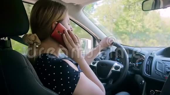 驾驶汽车时用电话交谈的慢动作视频视频的预览图