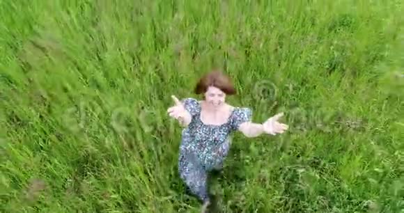 女人在田野里伸伸手视频的预览图