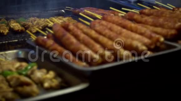 慢动作供应商在棍子上煮台湾鸡肉夜市街视频的预览图