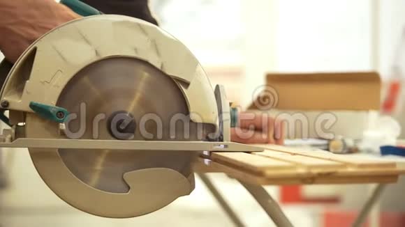 木匠用圆刃锯木片视频的预览图