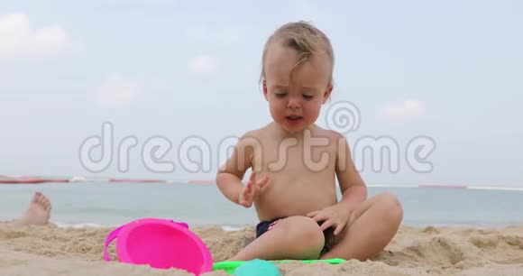 在沙滩上可爱的婴儿视频的预览图