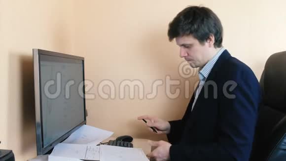 人在电脑上工作在屏幕上和纸上比较图形视频的预览图