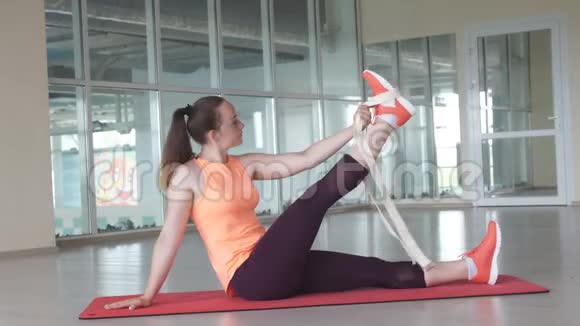 瑜伽垫女人伸展臀部腿筋肌肉腿部肌肉用鸽子姿势伸展20s4k视频的预览图