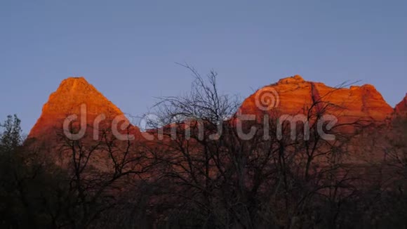 锡安公园的红色岩石在日落时沐浴在阳光下视频的预览图