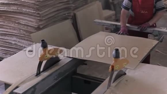 工人准备在家具厂制作家具的胶合板天然环保材料视频的预览图