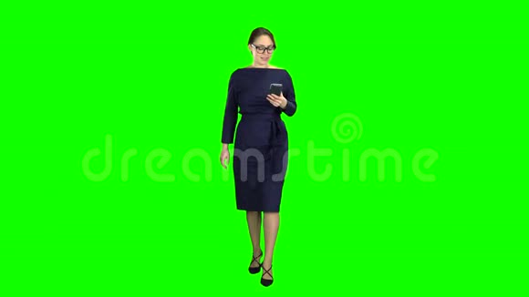 女孩正拿着电话拨信息和步伐绿色屏幕视频的预览图
