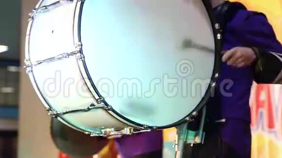 鼓手在大鼓上演奏视频的预览图