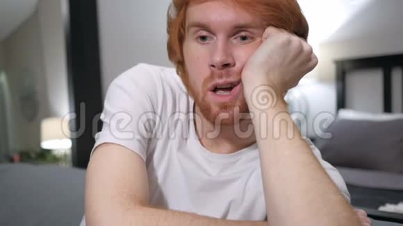 悲伤的漫不经心的红发男人的特写镜头视频的预览图