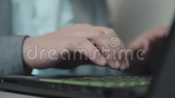 特写男人的手快速地在电脑键盘上打字视频的预览图