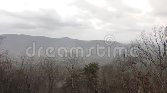 佐治亚州堡山公园在通往堡山的路上可以俯瞰云彩视频的预览图