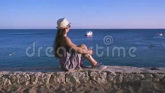 海岸上的女孩望着蔚蓝的大海视频的预览图