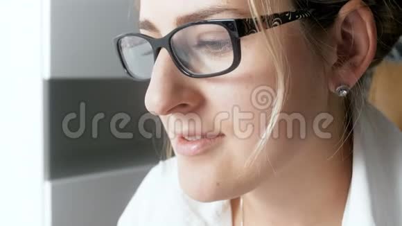 特写4k镜头美丽的女商人戴着眼镜在办公室里打盹在电脑上打字视频的预览图