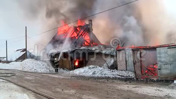 救援人员扑灭了村里的一场火灾视频的预览图