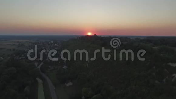 以城堡为背景鸟瞰贾诺维耶的美丽日落视频的预览图