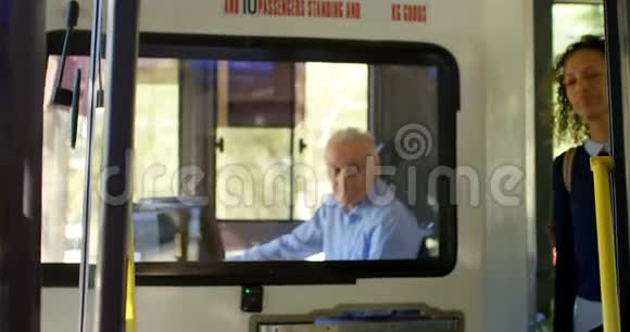 乘客在巴士站4k视频的预览图