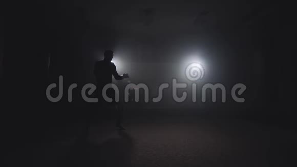 在烟雾弥漫的工作室进行拳击手训练黑暗健身房的运动员拳击视频的预览图