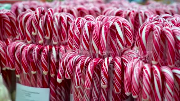 圣诞节市场上出售的糖果罐头视频的预览图