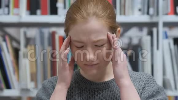 压力和头痛的女性阁楼内部视频的预览图