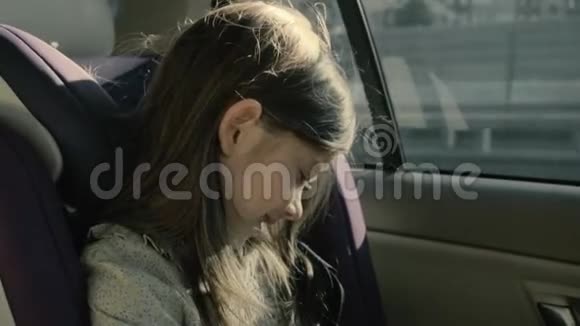 好女孩坐在车里微笑着开始大喊大叫她喜欢在懒汉生活视频的预览图