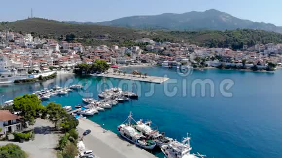 希腊查尔基迪基锡托尼亚尼奥斯马马马拉斯镇海岸蓝色海水的无人机航天观景图视频的预览图