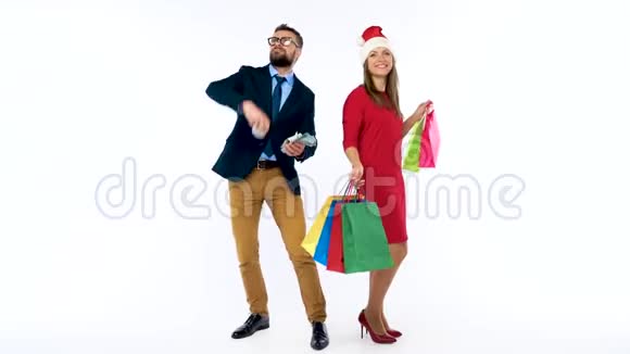 美元落在穿着圣诞老人帽子的正式男女身上让去购物庆祝一下吧视频的预览图